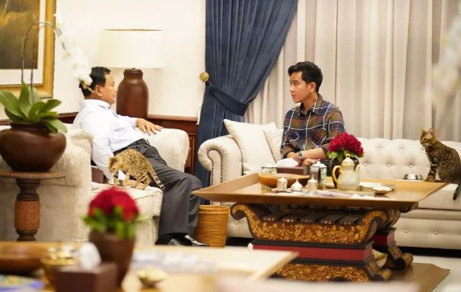 Prabowo dan Gibran Diskusi Akrab di Kertanegara Sambil Ditemani Dua Kucing