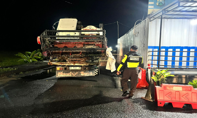 Perempuan Asal Kedunggalar Ngawi Tewas Setelah Tabrak Truk Pengangkut Kombi