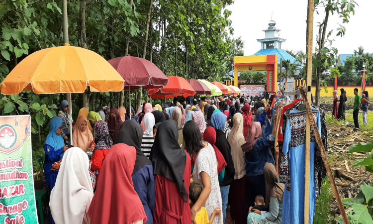 Festival Ramadan di SMAN 1 Ngrambe Ramai Dikunjungi Masyarakat Ngawi, Menyediakan Sembako Murah dan Takjil Gratis