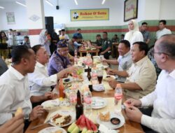 Momen Prabowo Subianto Singgah Makan Bakso di Cimahi, Bernyanyi Bersama dan Disambut Meriah oleh Warga