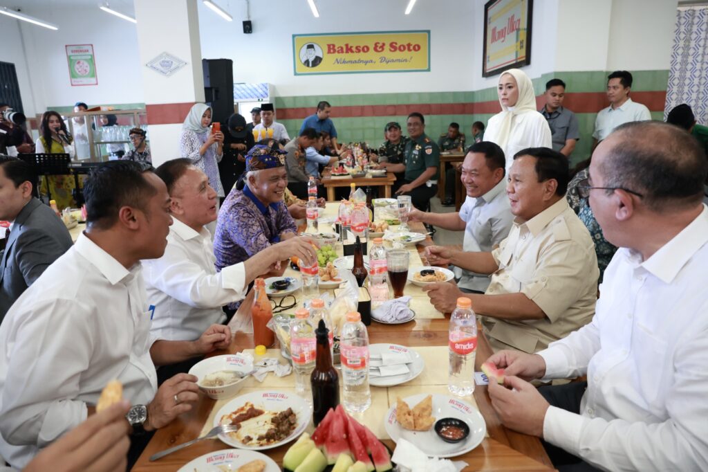 Momen Prabowo Subianto Singgah Makan Bakso di Cimahi, Bernyanyi Bersama dan Disambut Meriah oleh Warga