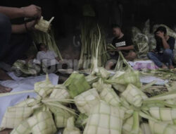 Panen Cuan: Pengerajin Selongsong Ketupat di Sumenep Siap Jelang Tellasan Topa’