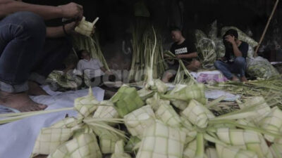 Panen Cuan: Pengerajin Selongsong Ketupat di Sumenep Siap Jelang Tellasan Topa’