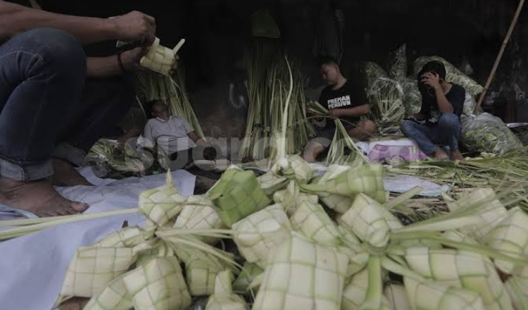 Panen Cuan: Pengerajin Selongsong Ketupat di Sumenep Siap Jelang Tellasan Topa’