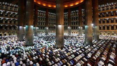 Doa Masuk dan Doa Keluar Masjid Beserta Maknanya