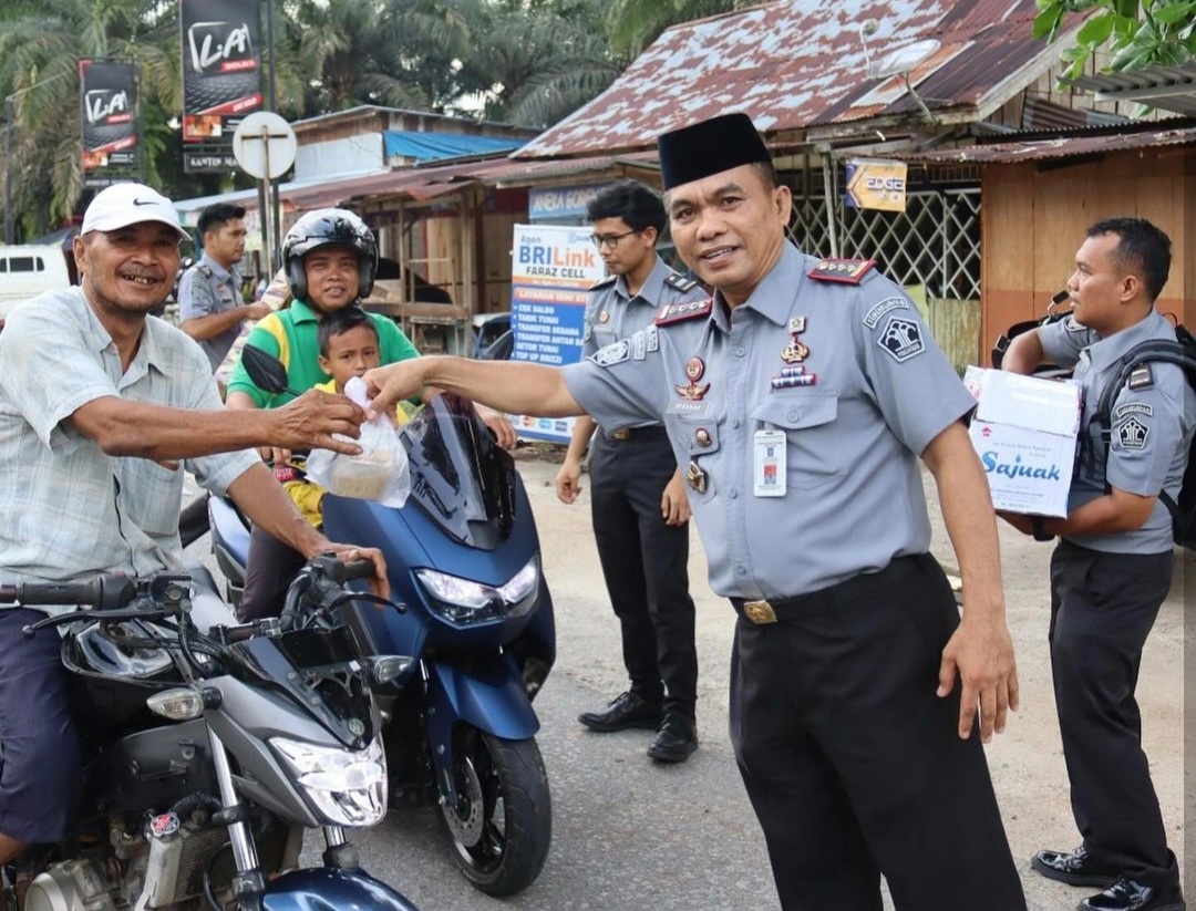 Lapas Bangkinang Berbagi Takjil Gratis untuk Memeriahkan Hari Bhakti Pemasyarakatan selama Bulan Ramadan