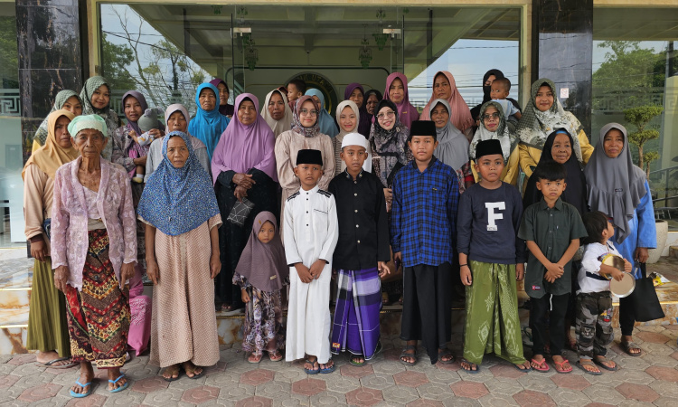 Klinik di Pamekasan Berbagi Keberkahan dengan Memberi Santunan kepada Anak Yatim dan Ibu Janda