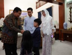 Kebersamaan Prabowo Subianto dan Gibran Rakabuming Raka dalam Momen Halal Bihalal yang Penuh Tawa Bersama Keluarga