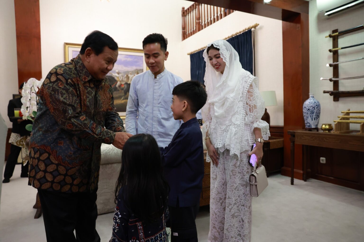 Kebersamaan Prabowo Subianto dan Gibran Rakabuming Raka dalam Momen Halal Bihalal yang Penuh Tawa Bersama Keluarga