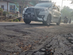 Meskipun Dilewati oleh Bupati H. Hendy, Jalan Kabupaten Ini Tetap Rusak Parah Saat J-Shodaqoh