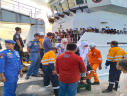 Polres Situbondo Mengawal Kedatangan Ratusan Santri dari Madura di Pelabuhan Jangkar