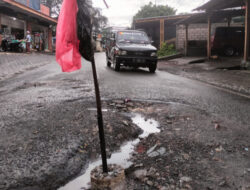 Jalan di Jember Mirip Sungai, Banyak Terperosok dan Jatuh