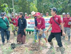 Petani di Hutan Blora Menanam Ribuan Pohon untuk Memberikan Oksigen kepada Dunia