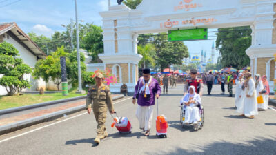 1.157 Calon Jemaah Haji Warga Tuban Dipersiapkan Menuju Asrama Haji Surabaya