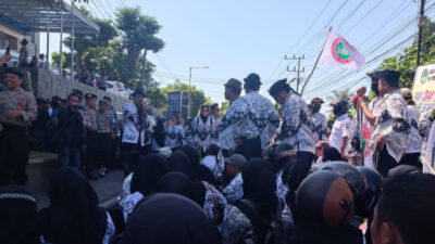 Unifah Rosyidi Disambut Demonstrasi Ribuan Guru Saat Berkunjung ke Jember