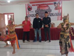 Budayawan Jombang Ambil Formulir Pendaftaran Calon Bupati di PDIP Menjelang Penutupan Penjaringan