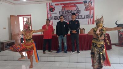 Budayawan Jombang Ambil Formulir Pendaftaran Calon Bupati di PDIP Menjelang Penutupan Penjaringan