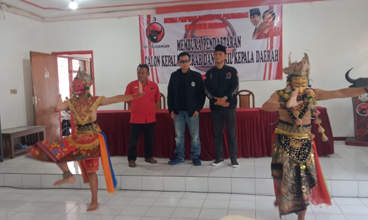 Budayawan Jombang Ambil Formulir Pendaftaran Calon Bupati di PDIP Menjelang Penutupan Penjaringan