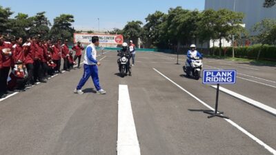 Edukasi Safety Riding Siswa SMA Sederajat oleh MPM Honda Jatim di MPM Safety Riding Center