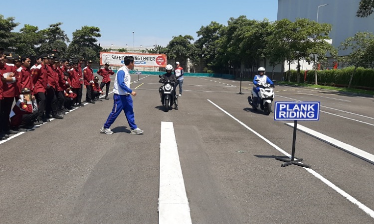 Edukasi Safety Riding Siswa SMA Sederajat oleh MPM Honda Jatim di MPM Safety Riding Center