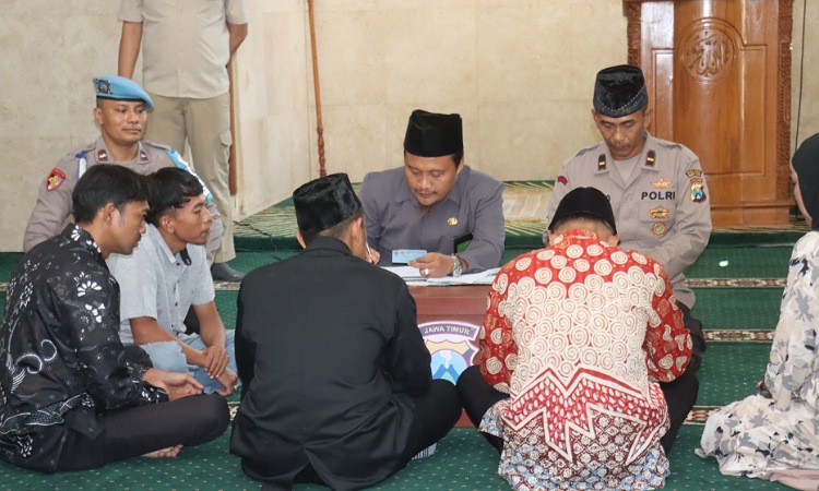 Pernikahan Tahanan Narkoba di Masjid Baiturahim Polres Kediri Kota