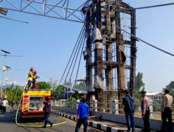 Gerbang Masuk Jembatan Brawijaya Kota Kediri Hangus Terbakar