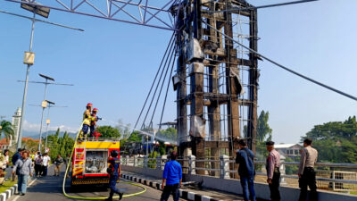 Gerbang Masuk Jembatan Brawijaya Kota Kediri Hangus Terbakar