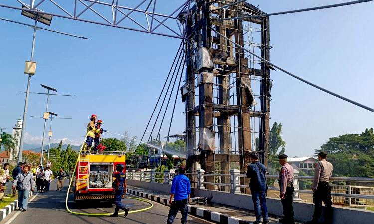 Gerbang Masuk Jembatan Brawijaya Kota Kediri Hangus Terbakar