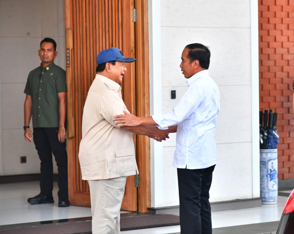 Prabowo Subianto Dekati Jokowi di Halim, Berikan Ucapan Selamat Ulang Tahun Langsung