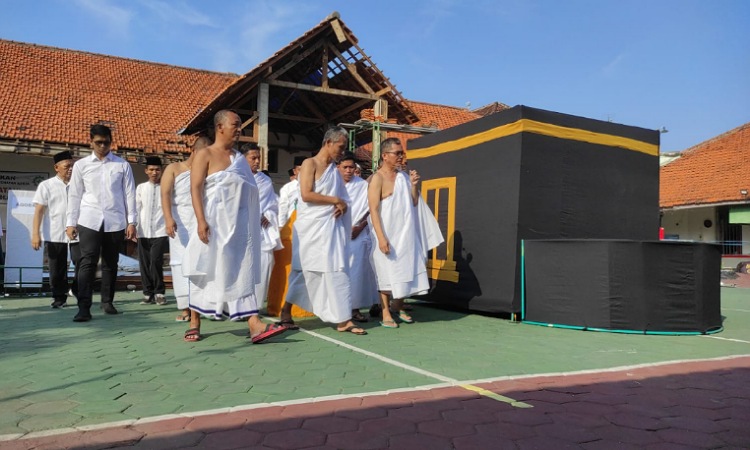 Pelaksanaan Manasik Haji Bersama Warga Binaan dan Pegawai Lapas Kediri oleh Lapas Perdana