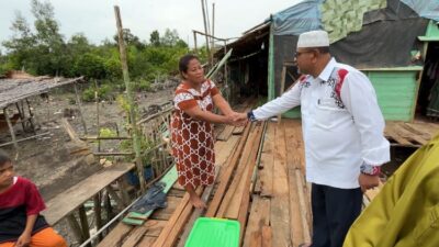 Bantuan dari Bupati Karimun Diterima oleh Warga yang Menjadi Korban Angin Puting Beliung