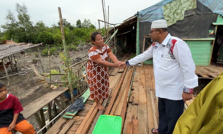 Bantuan dari Bupati Karimun Diterima oleh Warga yang Menjadi Korban Angin Puting Beliung