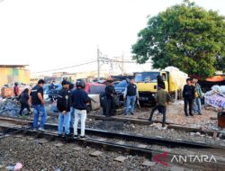 Polisi menemukan mesin penghitung uang selama penggerebekan di Muara Bahari