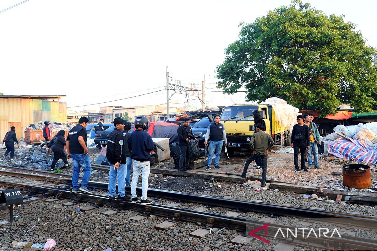 Polisi menemukan mesin penghitung uang selama penggerebekan di Muara Bahari