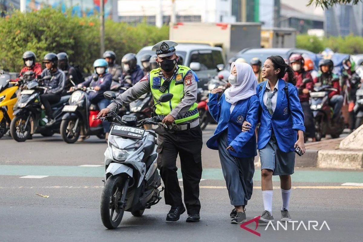 Kriminal kemarin, pengeroyok wartawan dan Operasi Patuh Jaya diperiksa