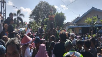 Arak-arakan Jolen dan Rebutan Gunungan Meriahkan Sedekah Bumi di Desa Kuripan Cilacap