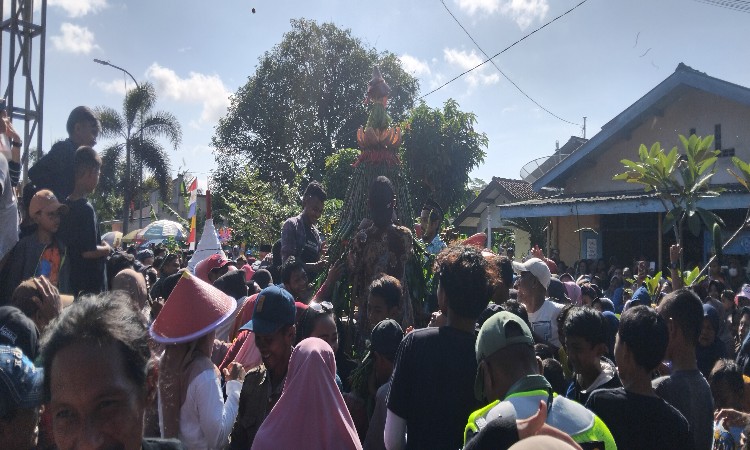 Arak-arakan Jolen dan Rebutan Gunungan Meriahkan Sedekah Bumi di Desa Kuripan Cilacap