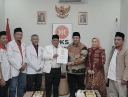 PKS Menyerahkan Surat Keputusan untuk Warsubi dalam Pemilihan Kepala Daerah Jombang