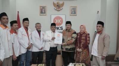 PKS Menyerahkan Surat Keputusan untuk Warsubi dalam Pemilihan Kepala Daerah Jombang