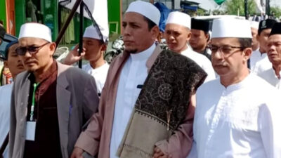 Politisi Partai Keadilan Sejahtera Menghadiri Peringatan Haul Bawang, Turut Serta dalam Tahlilan dan Berada di Barisan Terdepan