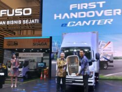 Mitsubishi Fuso Menyerahkan Truk Listrik eCanter ke Pembeli Pertama