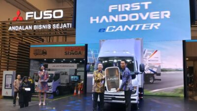 Mitsubishi Fuso Menyerahkan Truk Listrik eCanter ke Pembeli Pertama