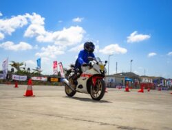 Keseruan Konsumen Mencoba Yamaha R15 Connected Series di Mandalika