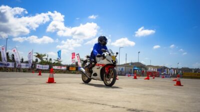 Keseruan Konsumen Mencoba Yamaha R15 Connected Series di Mandalika