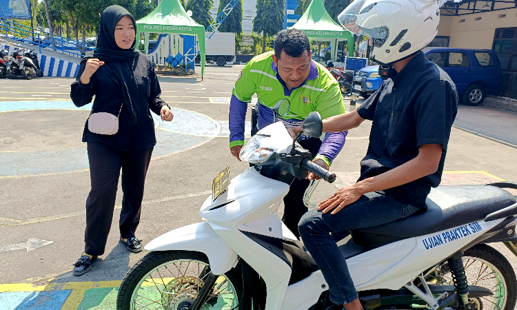 Polres Kediri Kota Memberikan Pendampingan Khusus dalam Pelayanan SIM untuk Penyandang Disabilitas