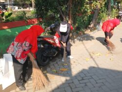 Kader PDIP Surabaya dan Warga Bekerjasama Gotong Royong Membersihkan Lingkungan