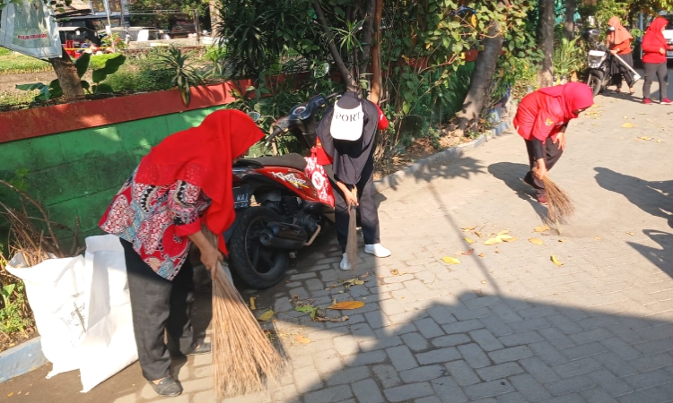 Kader PDIP Surabaya dan Warga Bekerjasama Gotong Royong Membersihkan Lingkungan