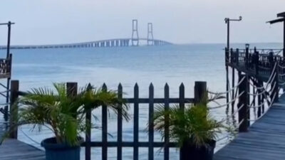 Menikmati Keindahan Sunset dan Jembatan Suramadu di Kafe Pantai Rindu Bangkalan