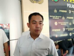 Mantan manajer artis Fuji menyerahkan diri ke Polres Jakbar