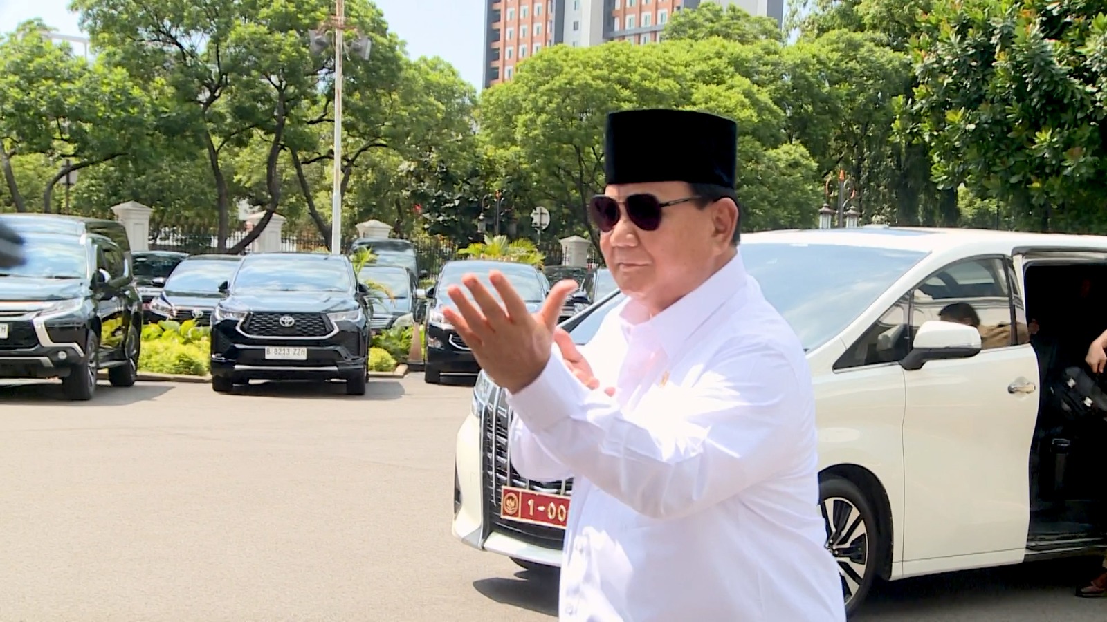 Recovering from Leg Surgery, Prabowo Subianto Takes a Light Jog and Demonstrates Silat Pose at the Presidential Palace